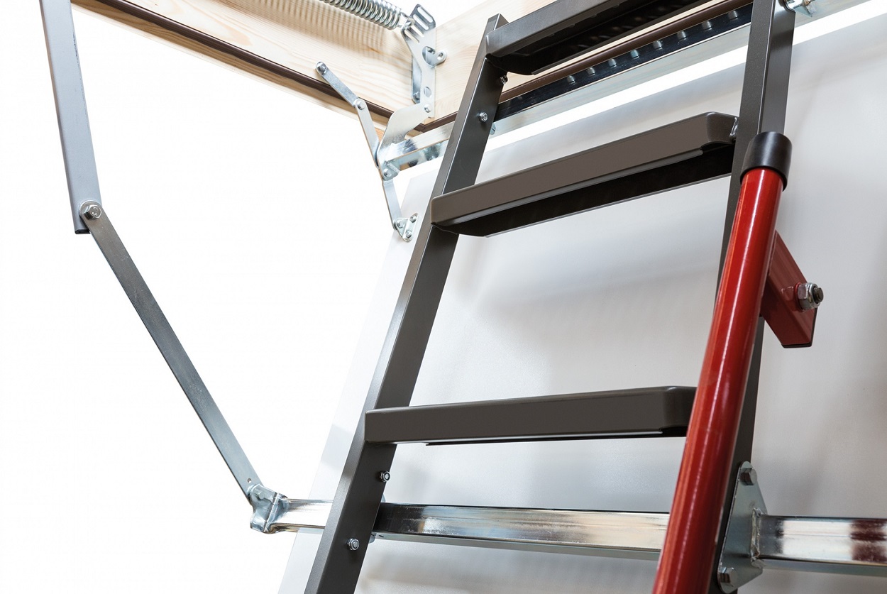 Металлическая лестница для помещений с высокими потолками LMP